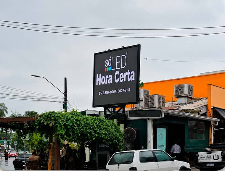 Painel na Av. Isaac Póvoas